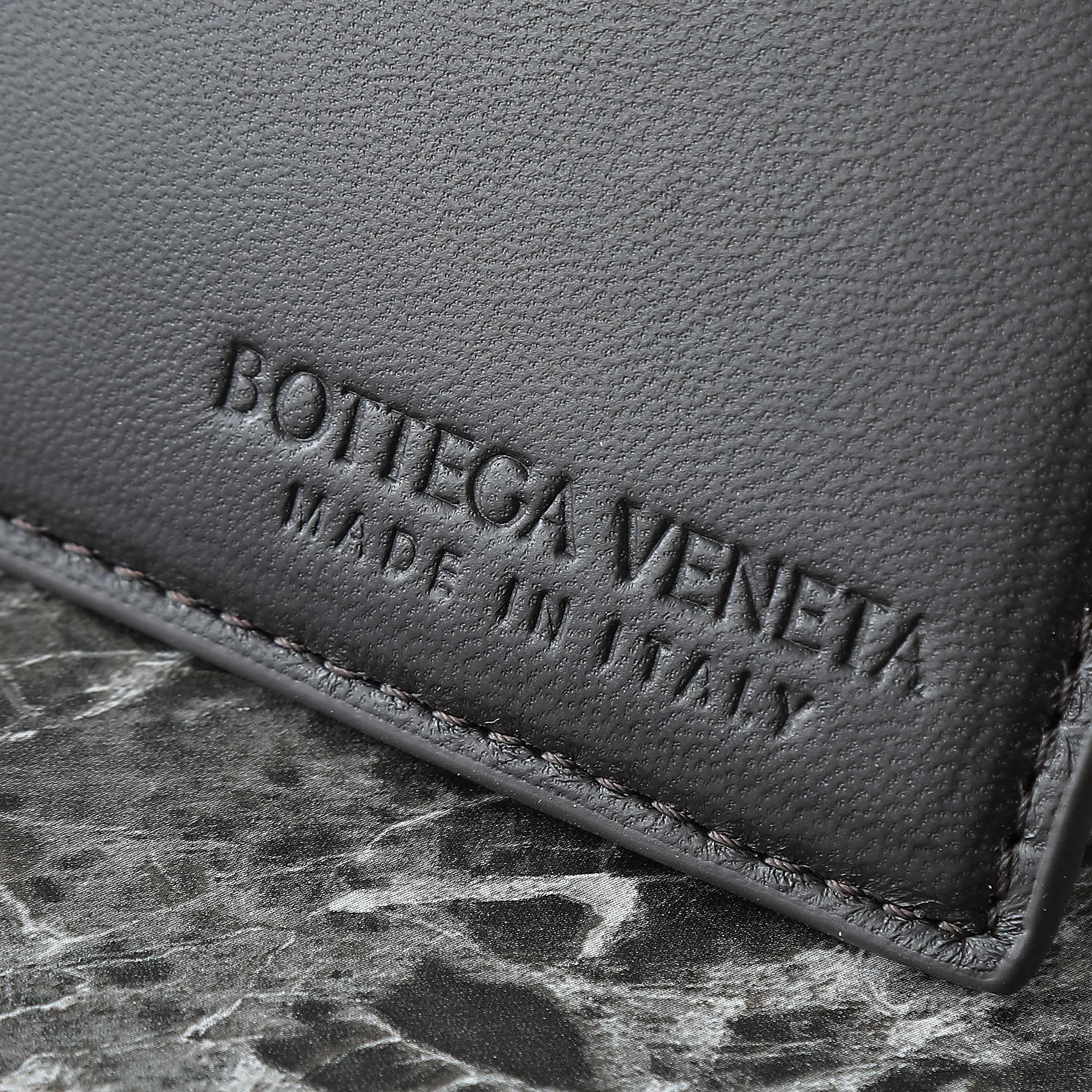 Batch 1660 BV25 spring and summer new product Mini pinacoteca two-tone surface. The weaving process is also super exquisite. Every texture is delicate and clear, and you can see the full ingenuity. 👜The bag uses 1 cm leather strips, which are purely hand-woven, highlighting the brand's craftsmanship. The inside is flipped to reveal a smooth suede lining that can be used on both sides, taking into account both fashion and practicality. 	 The small size can be worn on one shoulder or across the body, making it super versatile for daily commuting! 	 💕Fashionable ladies who like BV, come to me to get the same style~ ​Model number: 819004 ​Size: 24*15*12cm